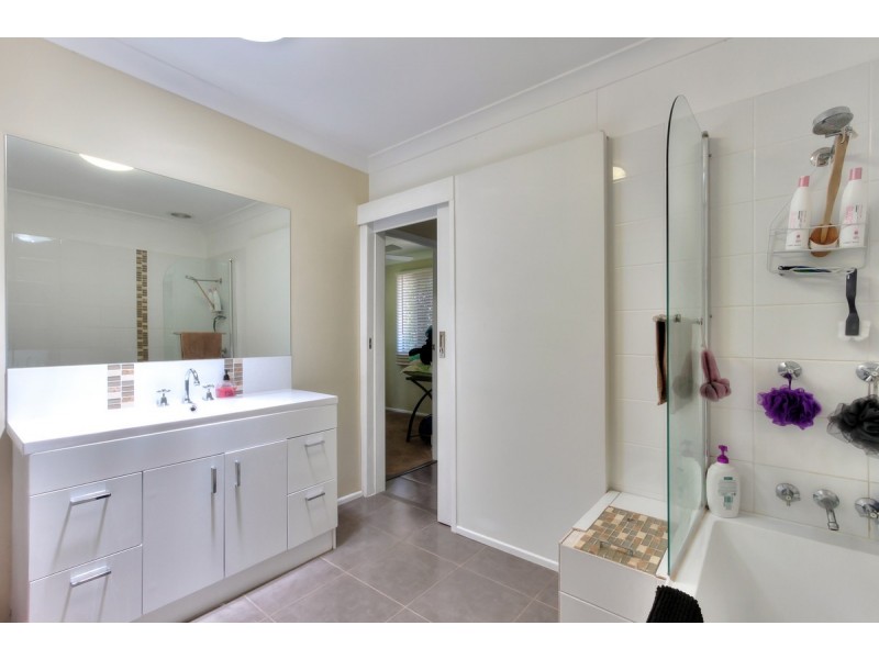 5 Poincettia Street, Kingston QLD 4114