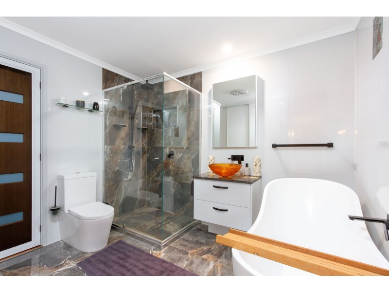 4 Woodlands Drive, Stapylton QLD 4207