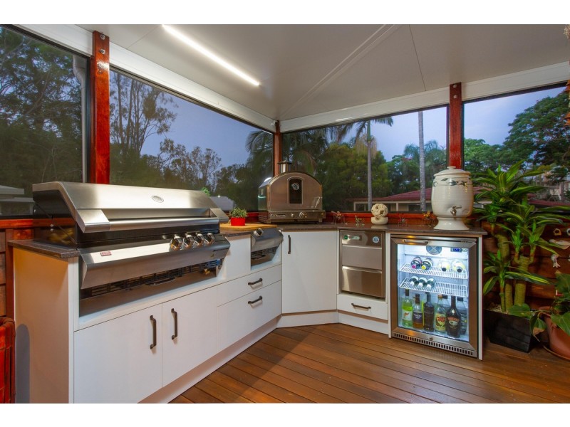 4 Woodlands Drive, Stapylton QLD 4207