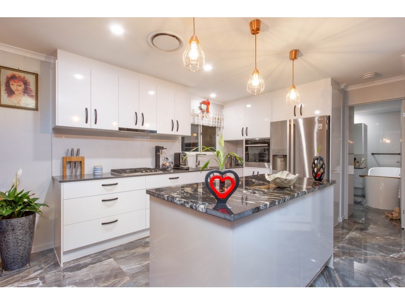 4 Woodlands Drive, Stapylton QLD 4207