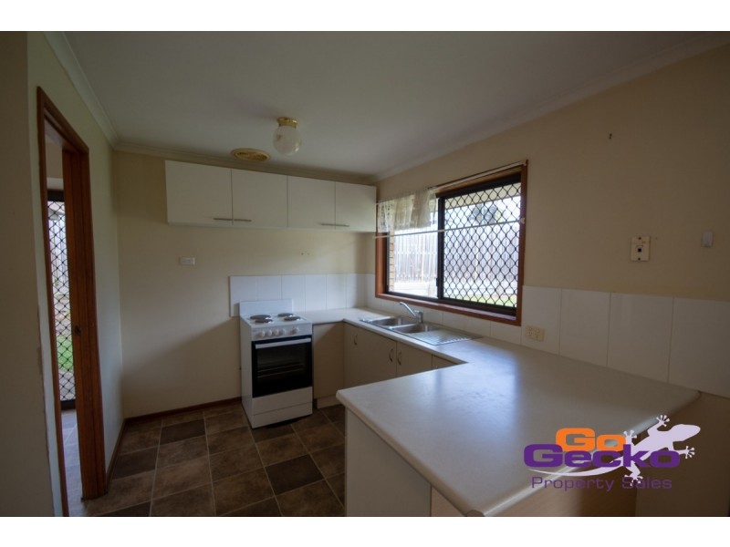 8 Regency Drive, Regents Park QLD 4118