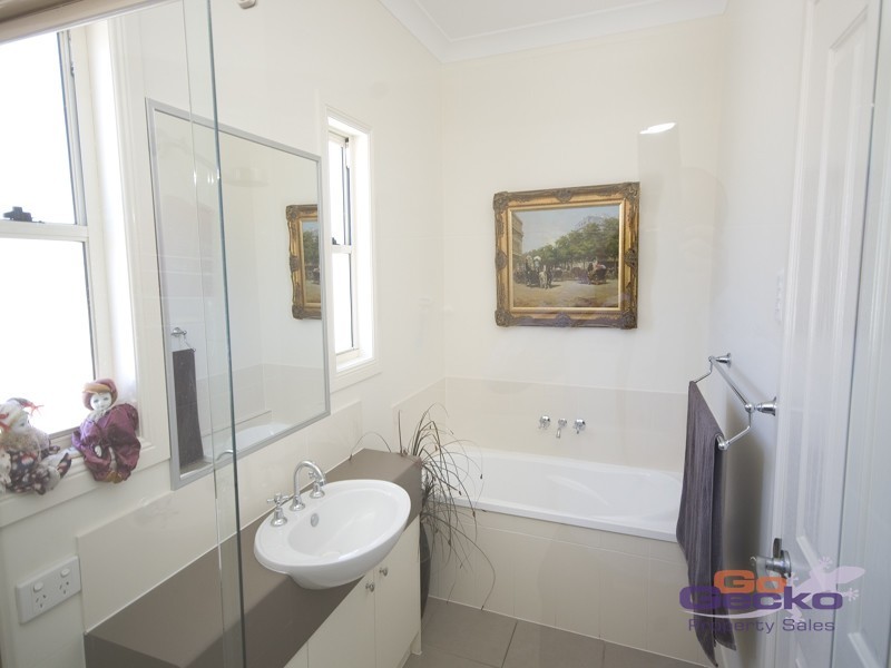 13 Lincoln Parade, Springfield Lakes QLD 4300