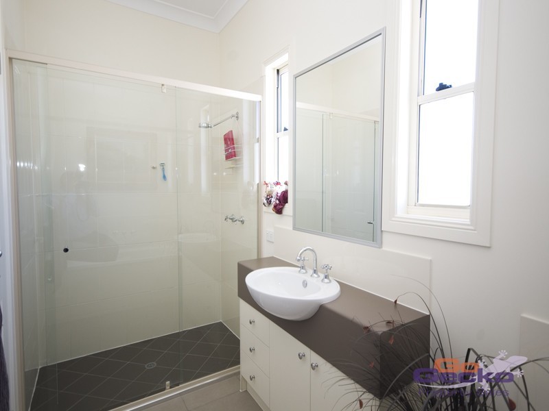 13 Lincoln Parade, Springfield Lakes QLD 4300