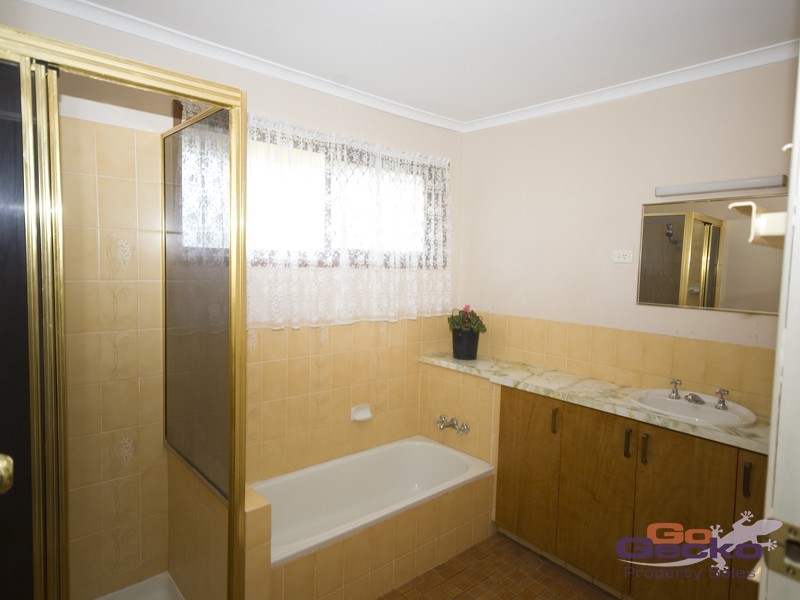 8 Boscawan Crescent, Bellbird Park QLD 4300