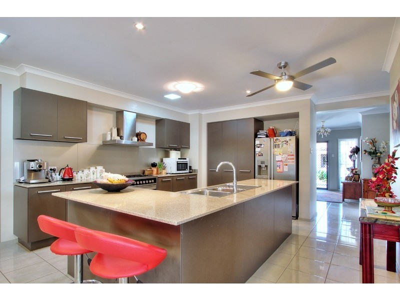 27 Kenilworth Crescent, Waterford QLD 4133