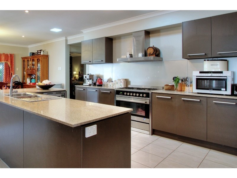 27 Kenilworth Crescent, Waterford QLD 4133