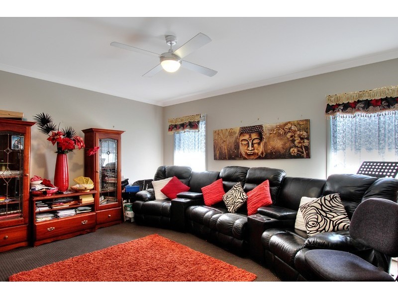 27 Kenilworth Crescent, Waterford QLD 4133