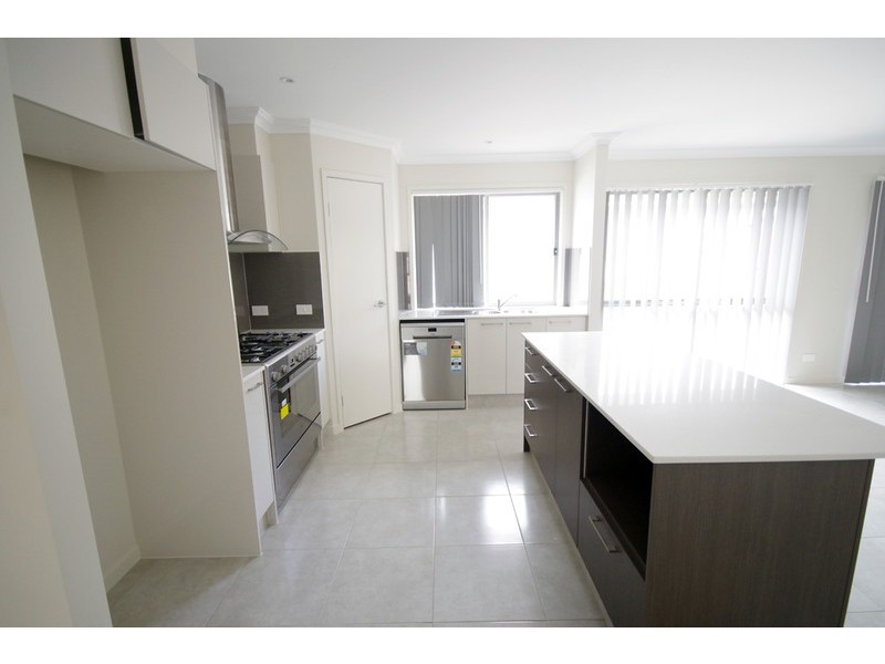 26 Oakmoss Drive, Springfield Lakes QLD 4300