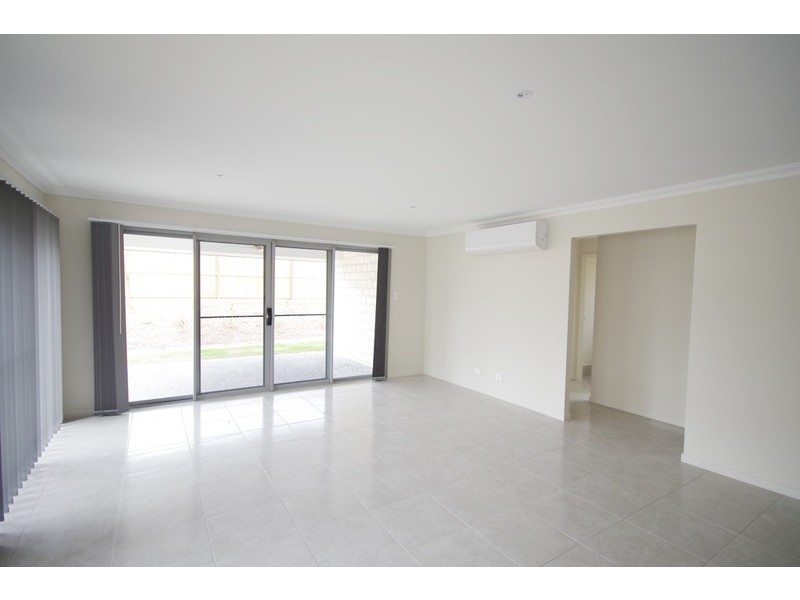 26 Oakmoss Drive, Springfield Lakes QLD 4300