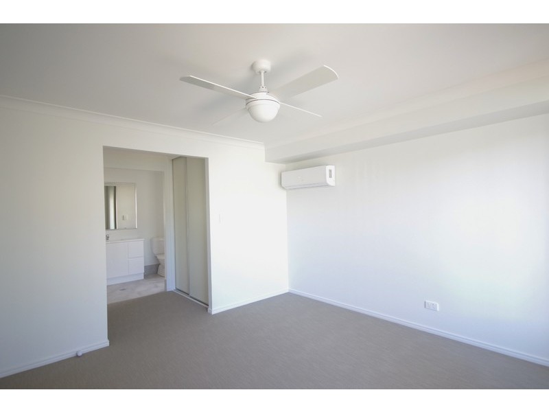 10 Oxenham Circuit, Augustine Heights QLD 4300