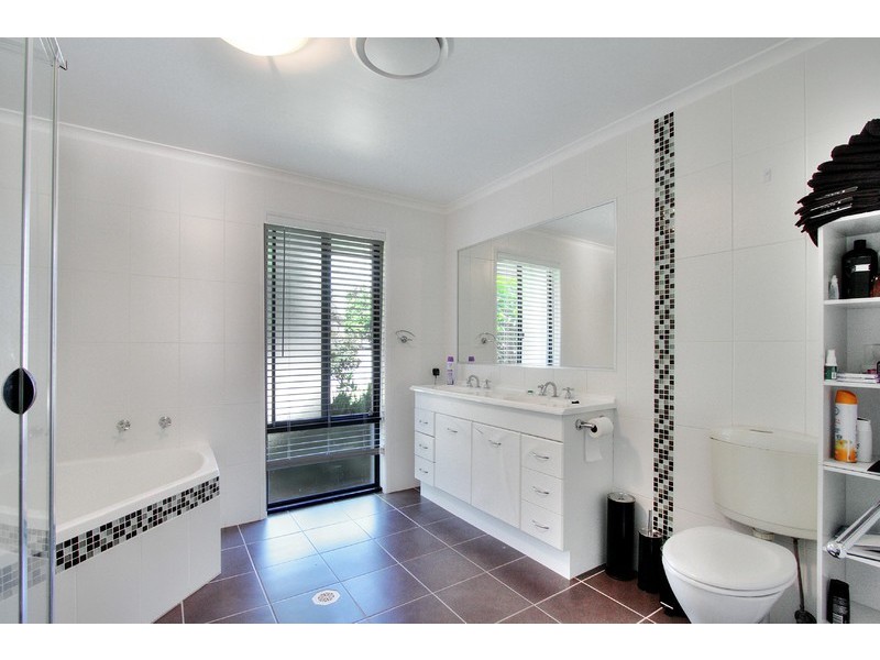 7 Carmarthen Circuit, Pacific Pines QLD 4211