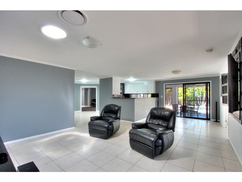 7 Carmarthen Circuit, Pacific Pines QLD 4211