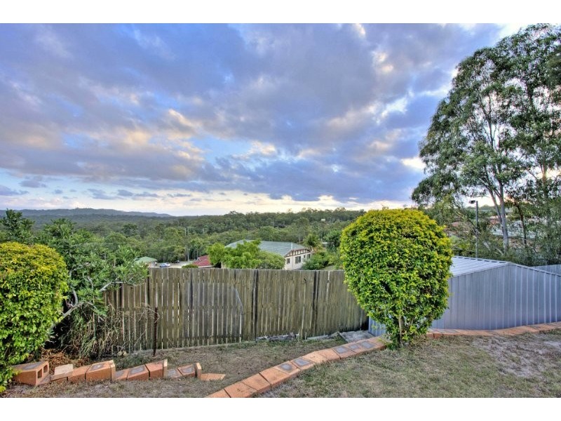 5 Silvestro Place, Edens Landing QLD 4207