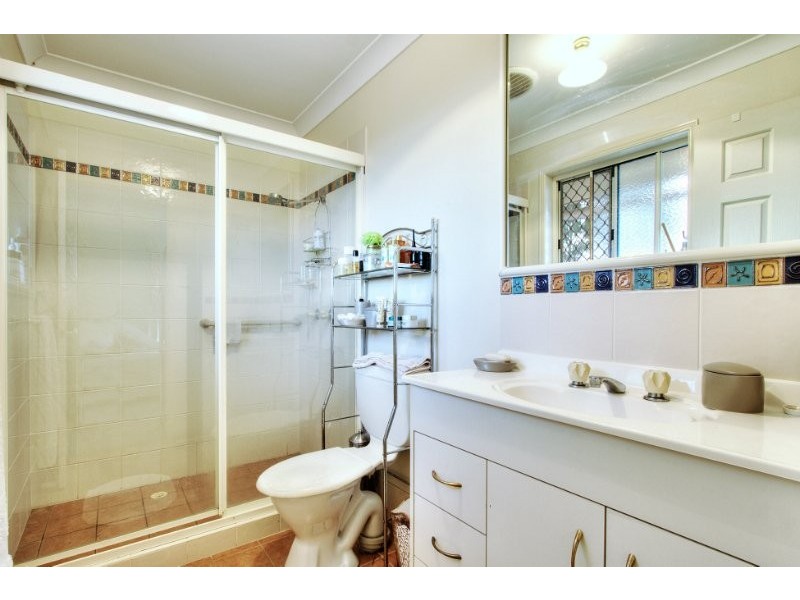 5 Silvestro Place, Edens Landing QLD 4207