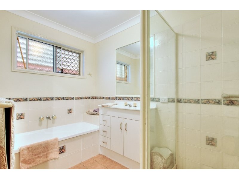 5 Silvestro Place, Edens Landing QLD 4207