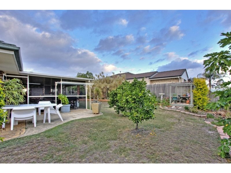 5 Silvestro Place, Edens Landing QLD 4207