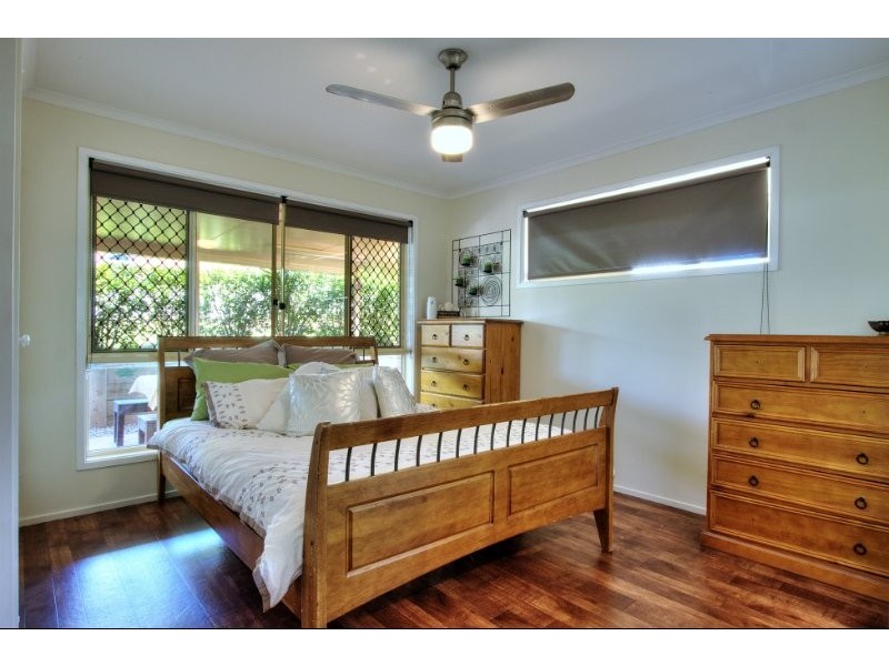 4 Troy Close, Edens Landing QLD 4207