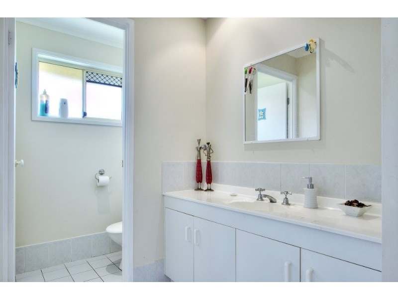 4 Troy Close, Edens Landing QLD 4207