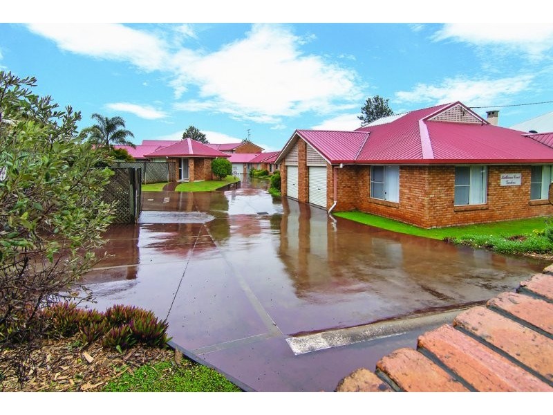 4/31 Gladstone Street, Newtown QLD 4350