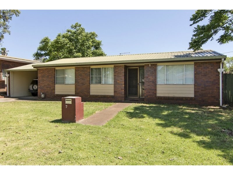 7 Wine Drive, Wilsonton Heights QLD 4350