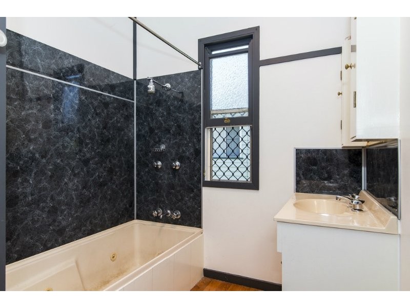 27A West Street, Newtown QLD 4350