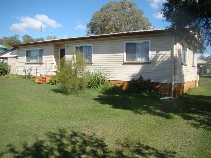 15 Cribb Street, Oakey QLD 4401