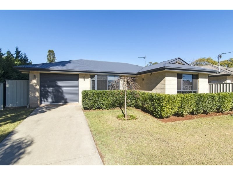 8 Chopin Street, Rockville QLD 4350