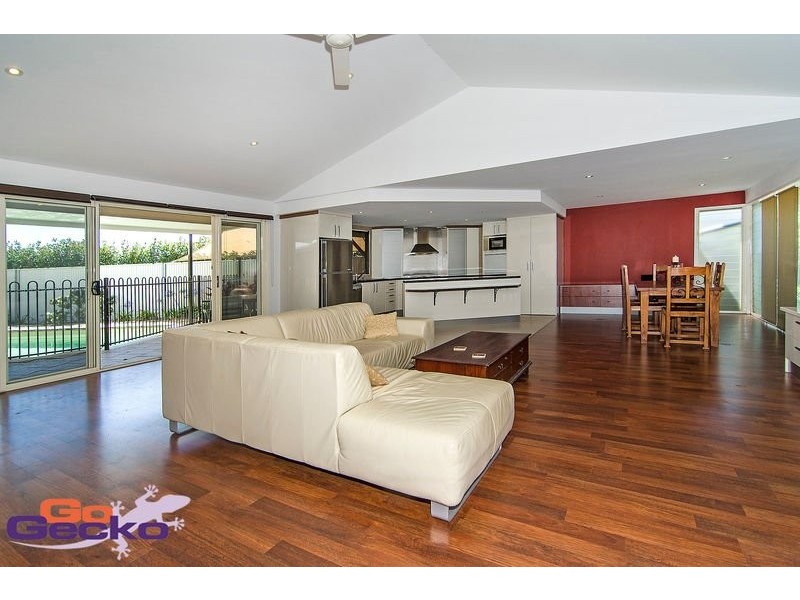 8 Walls Drive, Kearneys Spring QLD 4350