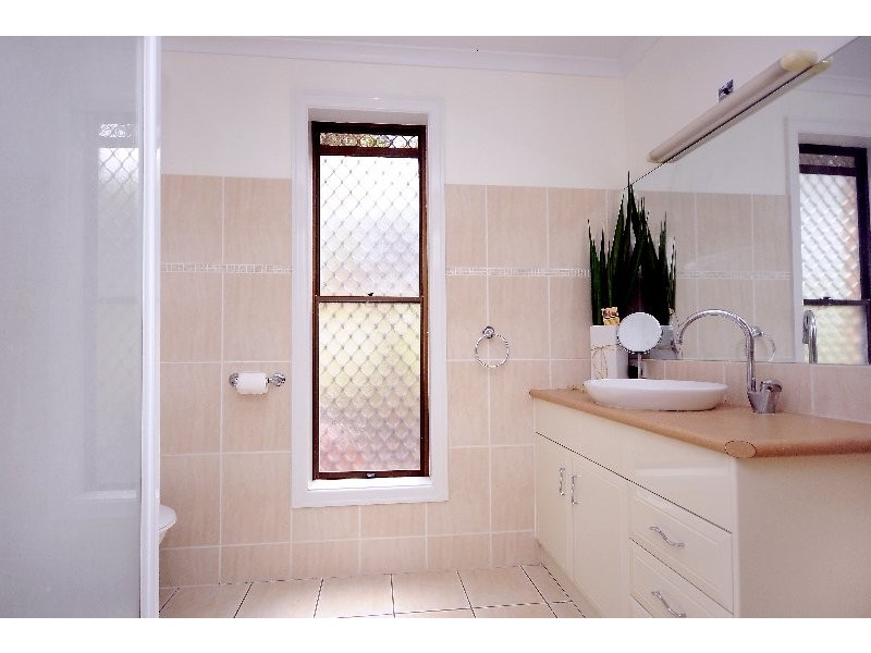 8 Niddrie Drive, Middle Ridge QLD 4350