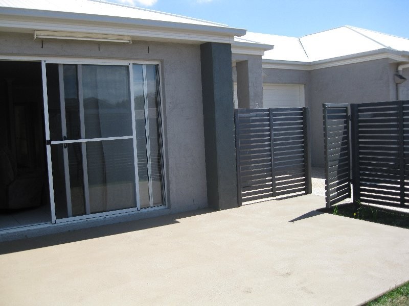 2/13 Sambar Court, Kearneys Spring QLD 4350