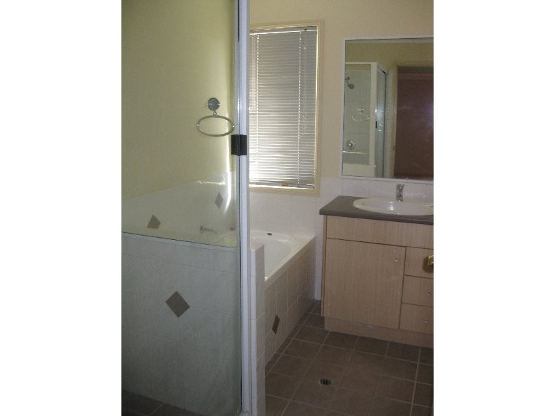 3/4 Ball  Street, Kearneys Spring QLD 4350