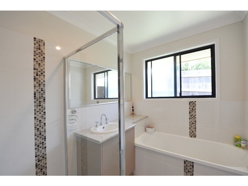 27 Wareena Crescent, Glenvale QLD 4350