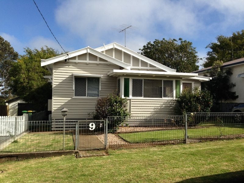 9 Knight Street, Mount Lofty QLD 4350