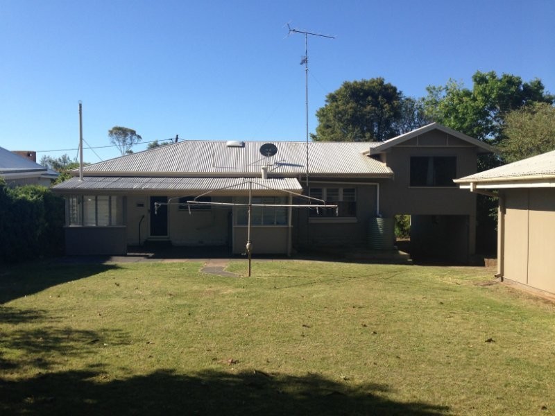 2 Macquarie Street, Centenary Heights QLD 4350