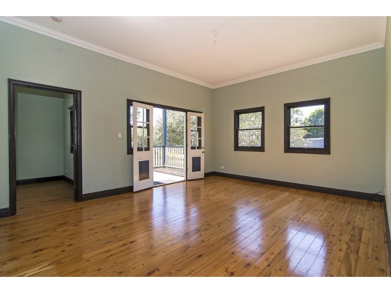 11 Anzac Avenue, Newtown QLD 4350