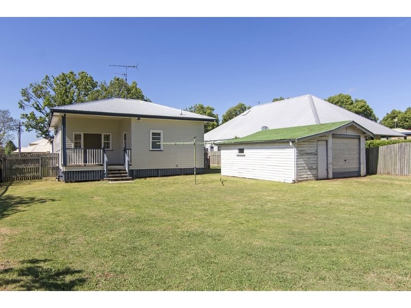 11 Anzac Avenue, Newtown QLD 4350