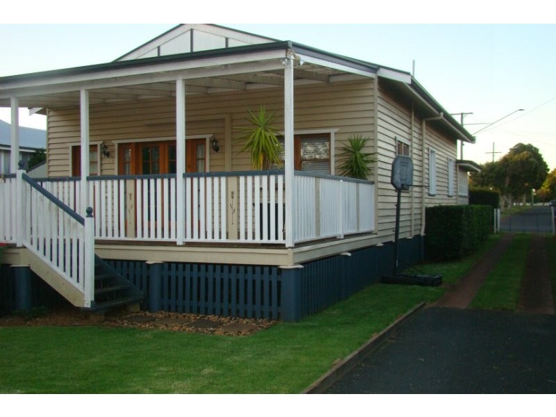 194 Campbell Street, Newtown QLD 4350