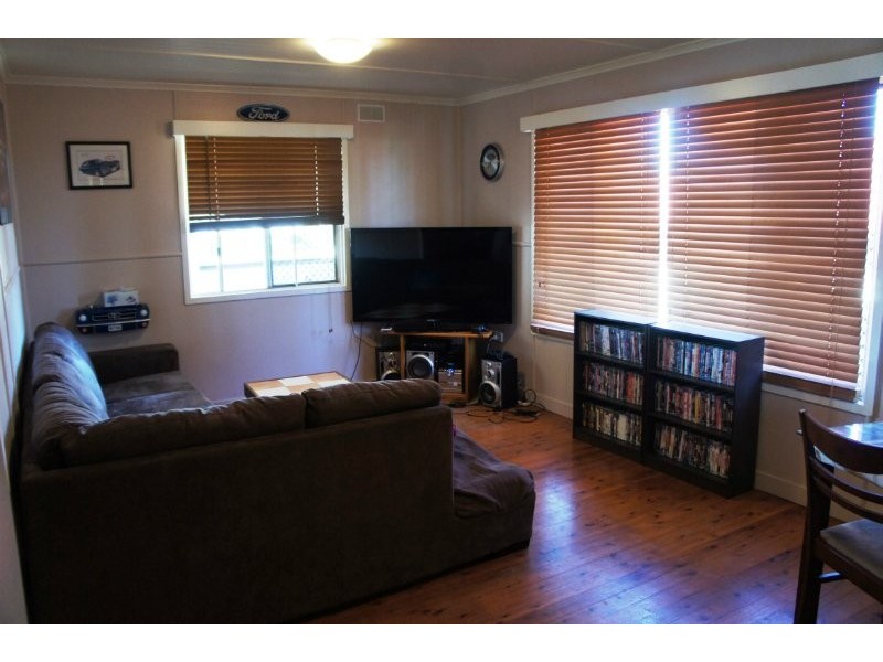 18 Hampton Street, Newtown QLD 4350