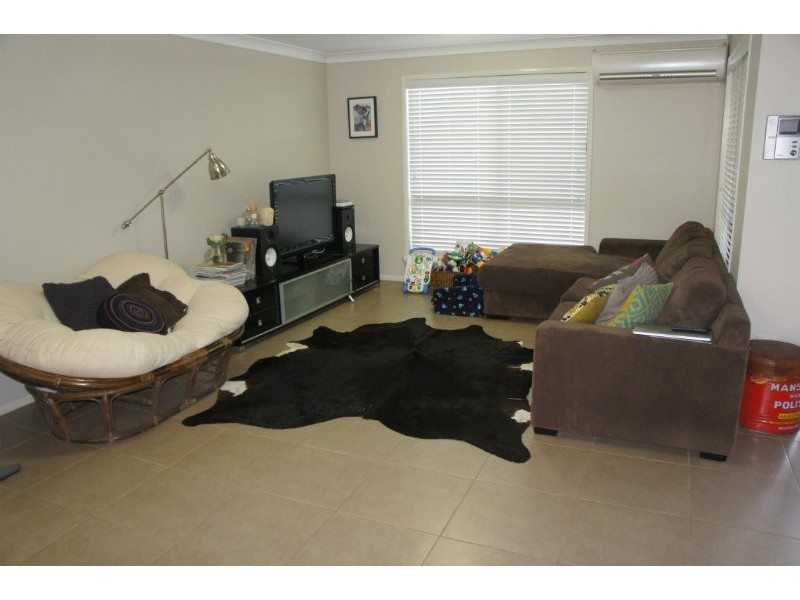 2/8 Sambar Court, Kearneys Spring QLD 4350