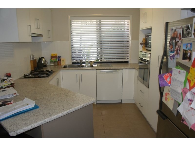 2/8 Sambar Court, Kearneys Spring QLD 4350