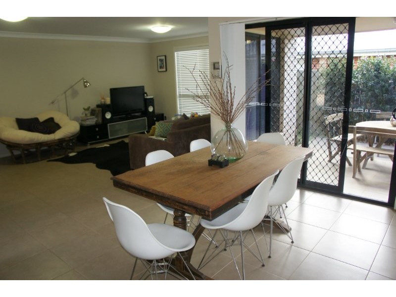 2/8 Sambar Court, Kearneys Spring QLD 4350