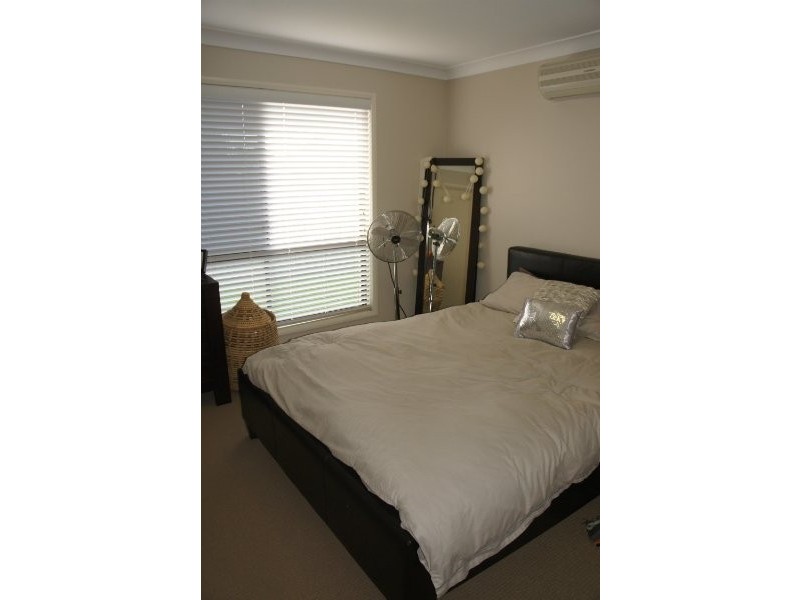 2/8 Sambar Court, Kearneys Spring QLD 4350