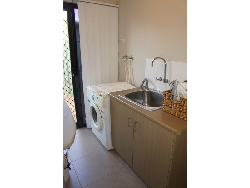 2/8 Sambar Court, Kearneys Spring QLD 4350