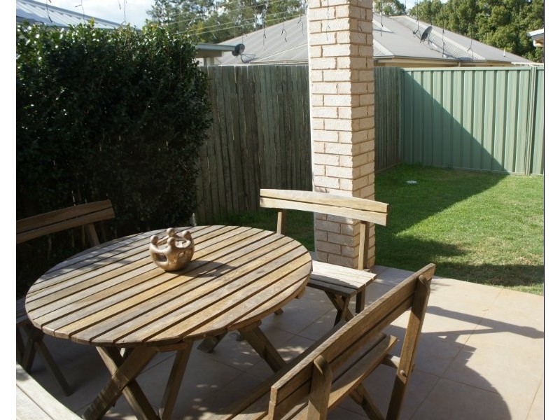 2/8 Sambar Court, Kearneys Spring QLD 4350