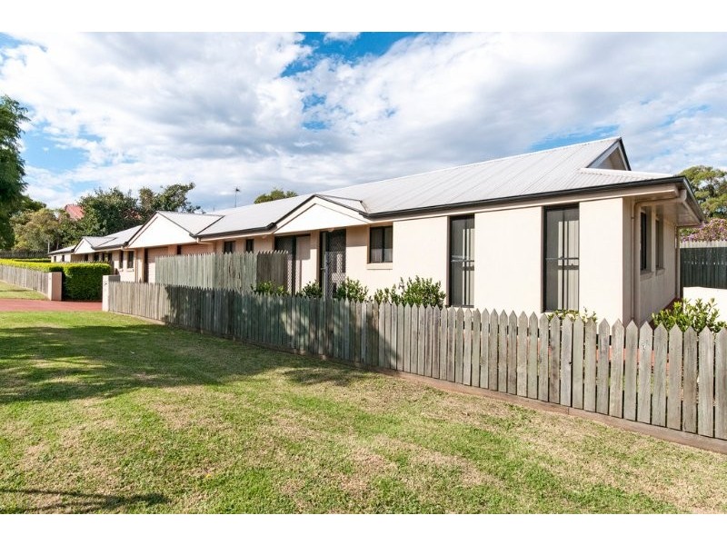 2/291 James Street, Newtown QLD 4350