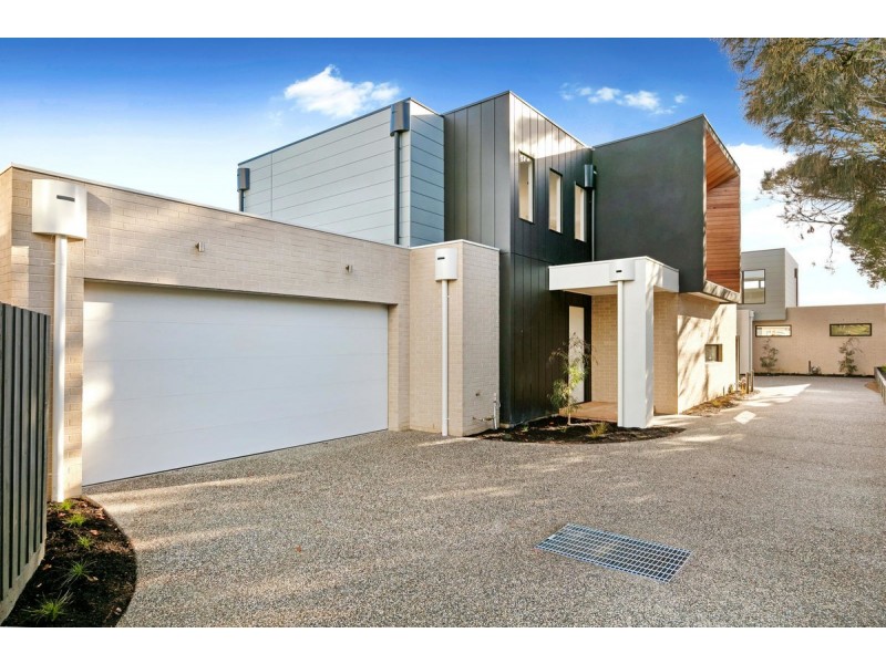 2/11 Ti-Tree Grove, Mornington VIC 3931