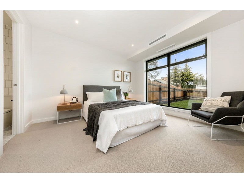 2/11 Ti-Tree Grove, Mornington VIC 3931