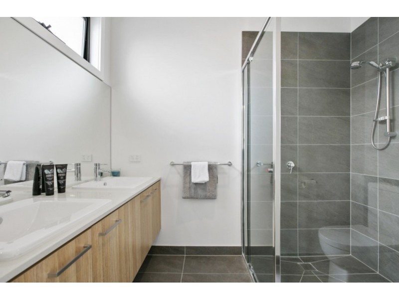 3b Swansea Grove, Mornington VIC 3931