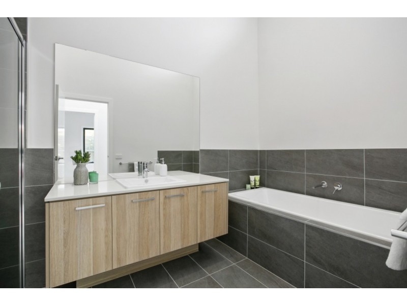 3b Swansea Grove, Mornington VIC 3931