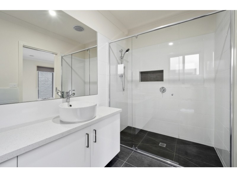 2/47 Alameda Avenue, Mornington VIC 3931